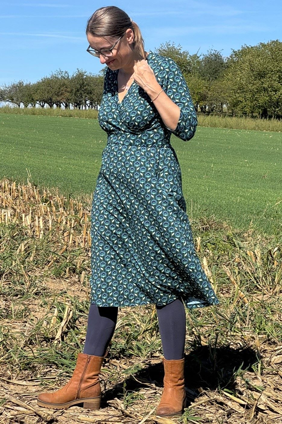 Vera Dress, Miniblumen in blau - tailliertes Kleid mit Wickeloptik