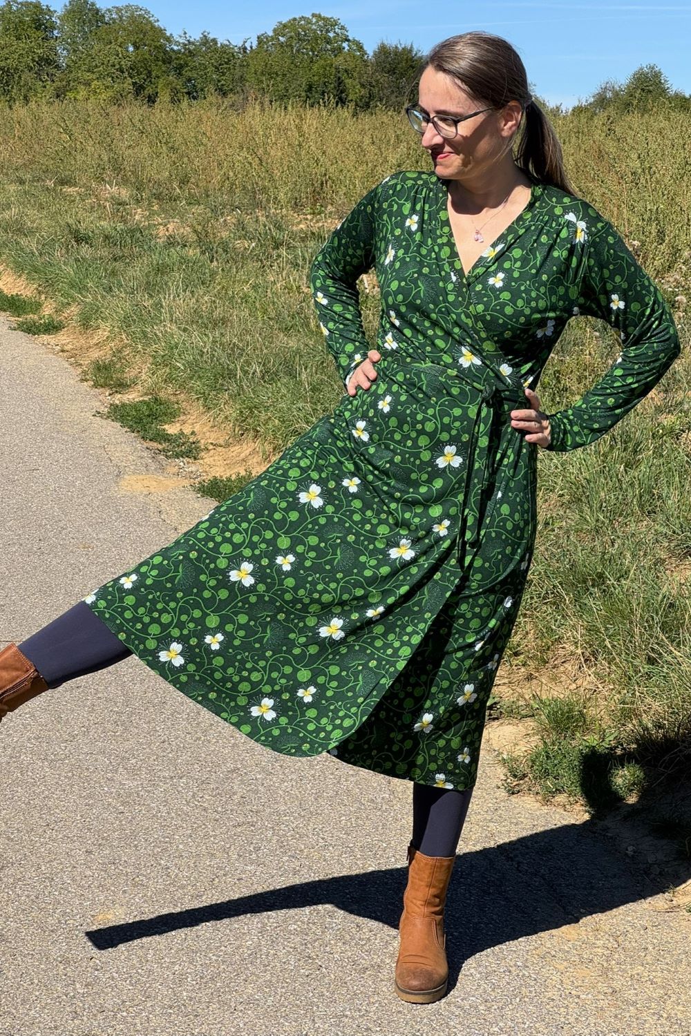 Anna-Klara Dress in Kapernblüte grün, Wickelkleid in Midilänge