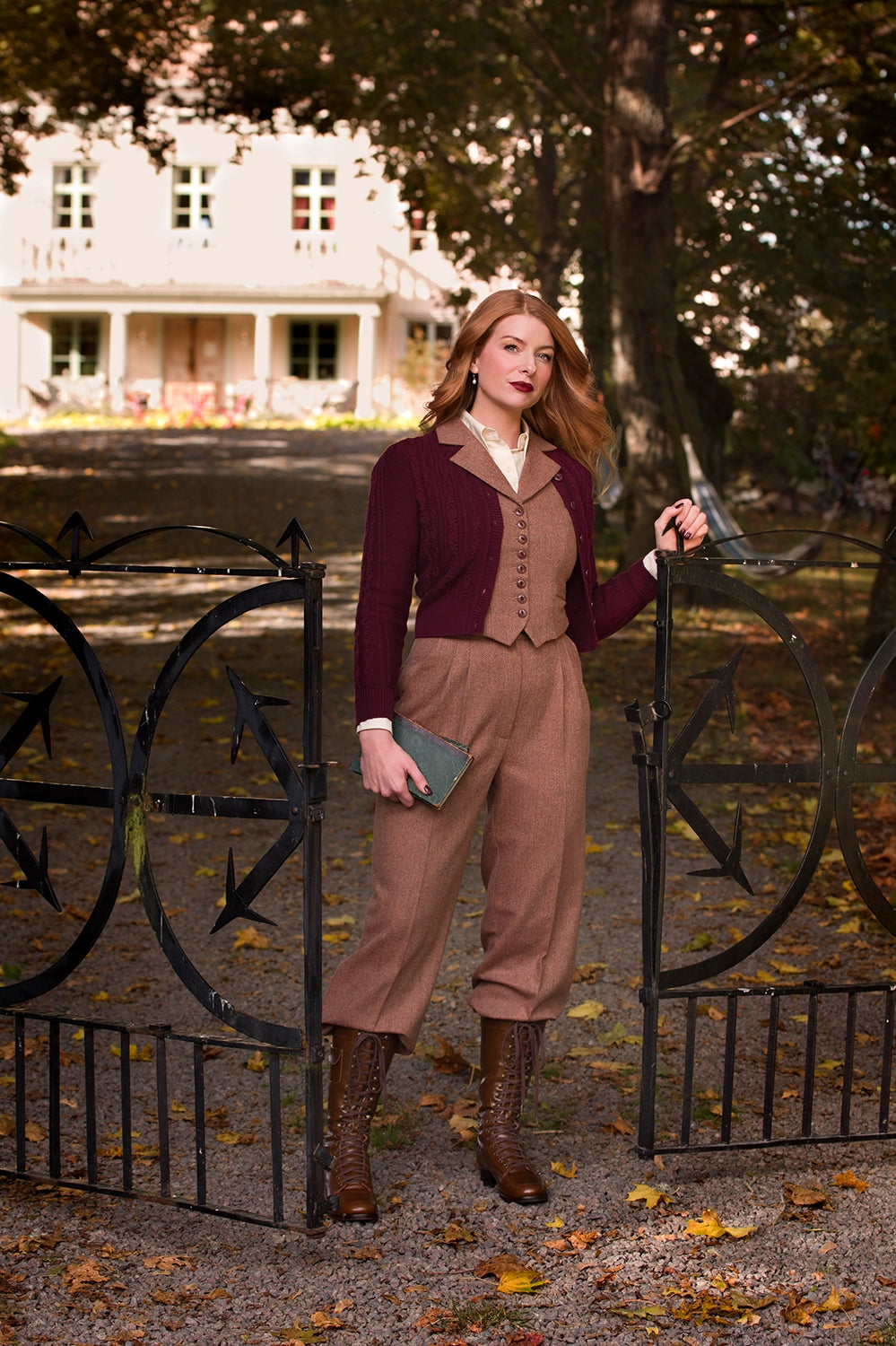 The Ice Skater Cardigan, Black Cherry Wool - taillierte Strickjacke weinrot