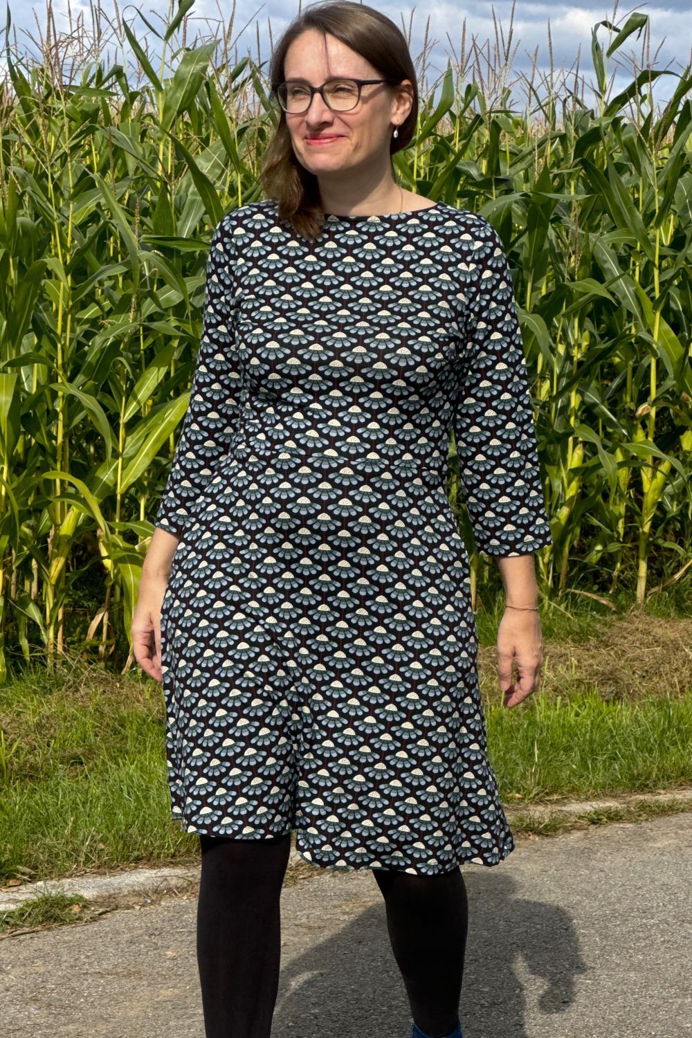 tailliertes Kleid mit graphischem Blumenprint, Shuttle