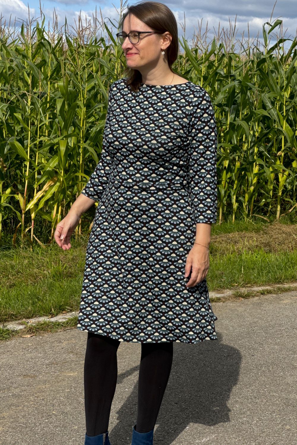 tailliertes Kleid mit graphischem Blumenprint, Shuttle