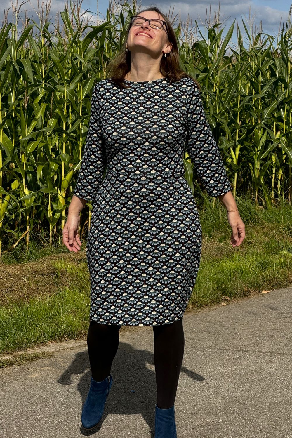 tailliertes Kleid mit graphischem Blumenprint, Shuttle