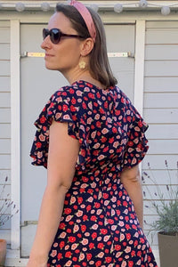 tailliertes Kleid Flügelärmel, Rose