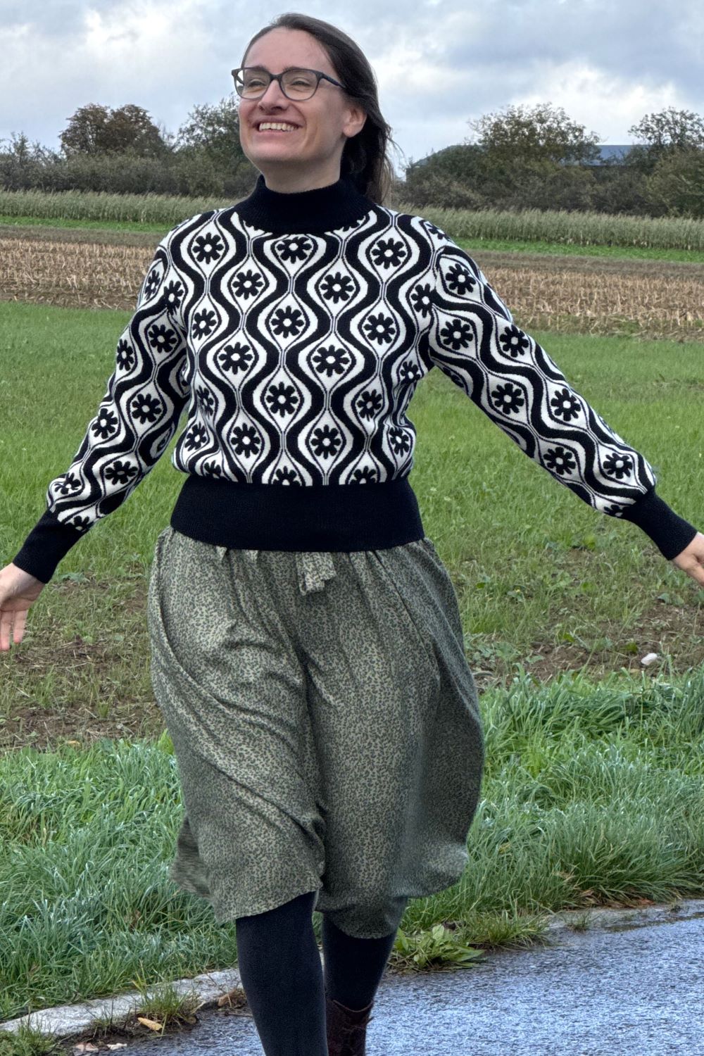 Strickpulli mit Stehkragen, Flower Black