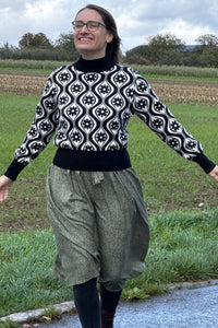Strickpulli mit Stehkragen, Flower Black