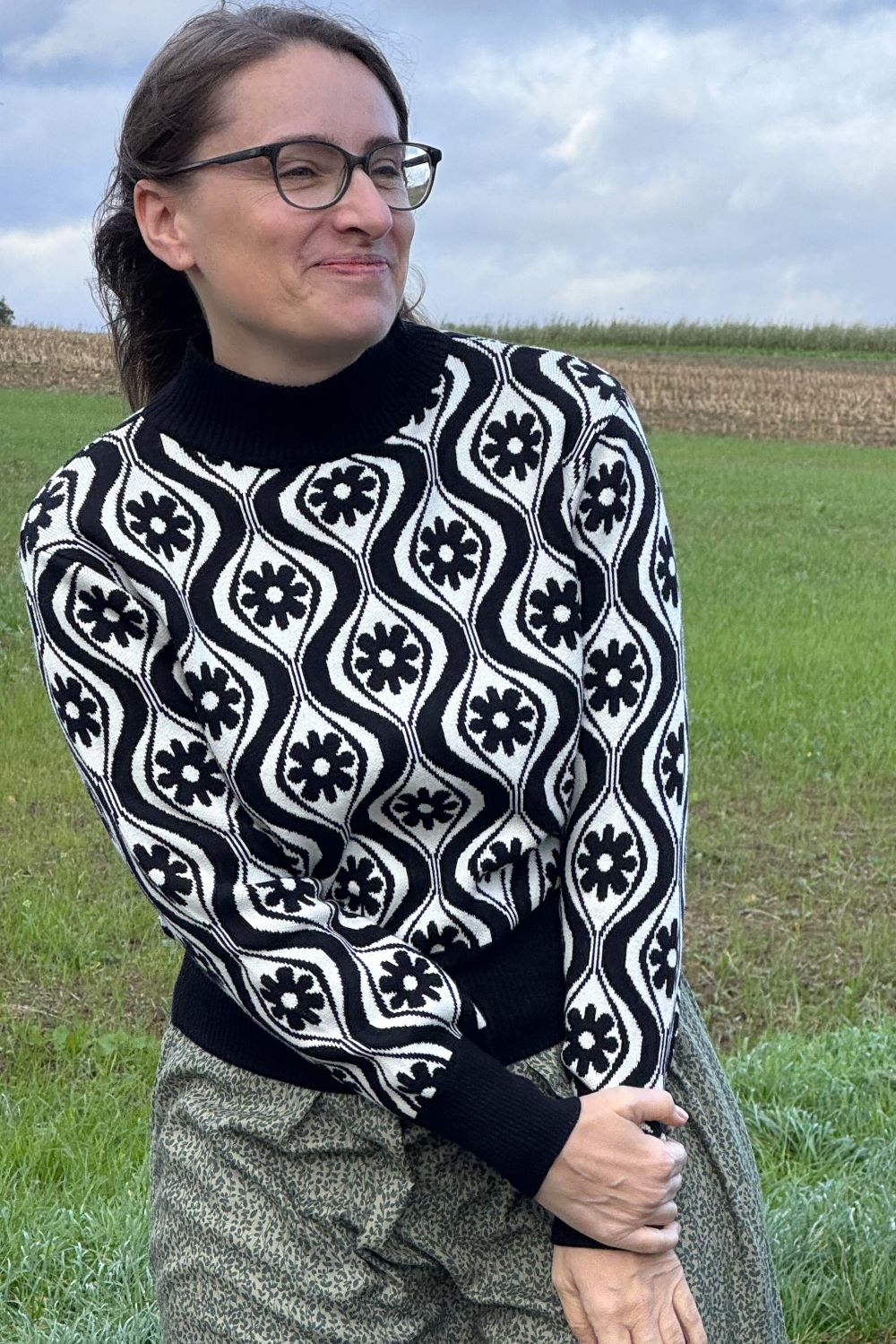 Strickpulli mit Stehkragen, Flower Black