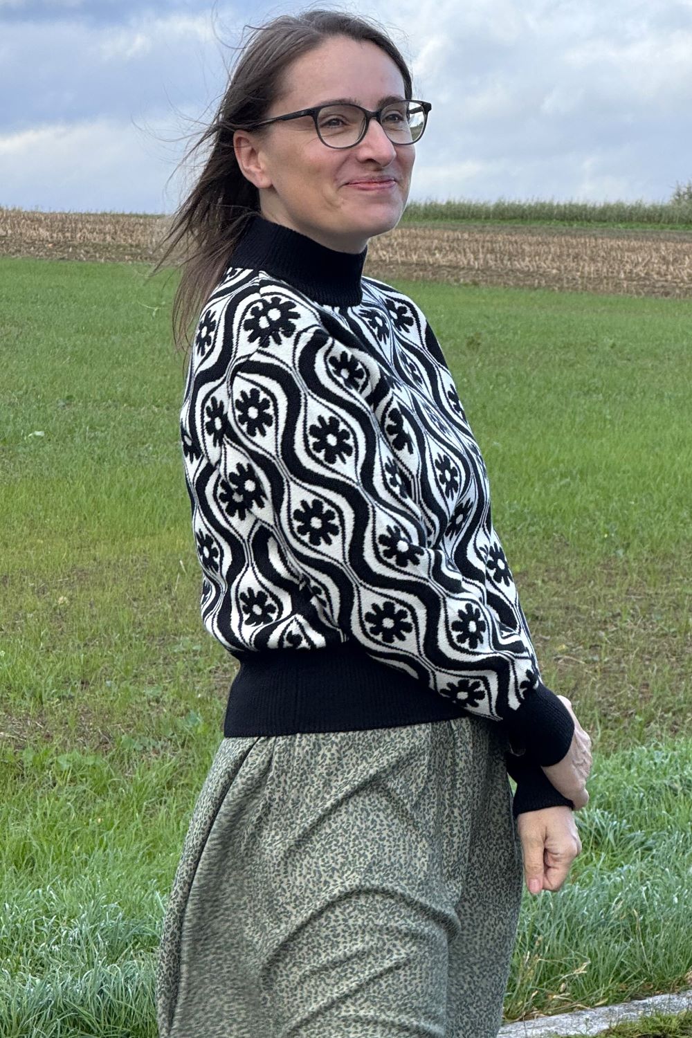 Strickpulli mit Stehkragen, Flower Black
