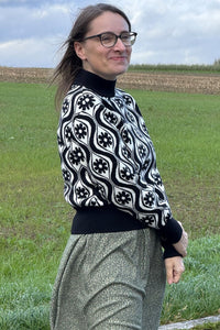 Strickpulli mit Stehkragen, Flower Black