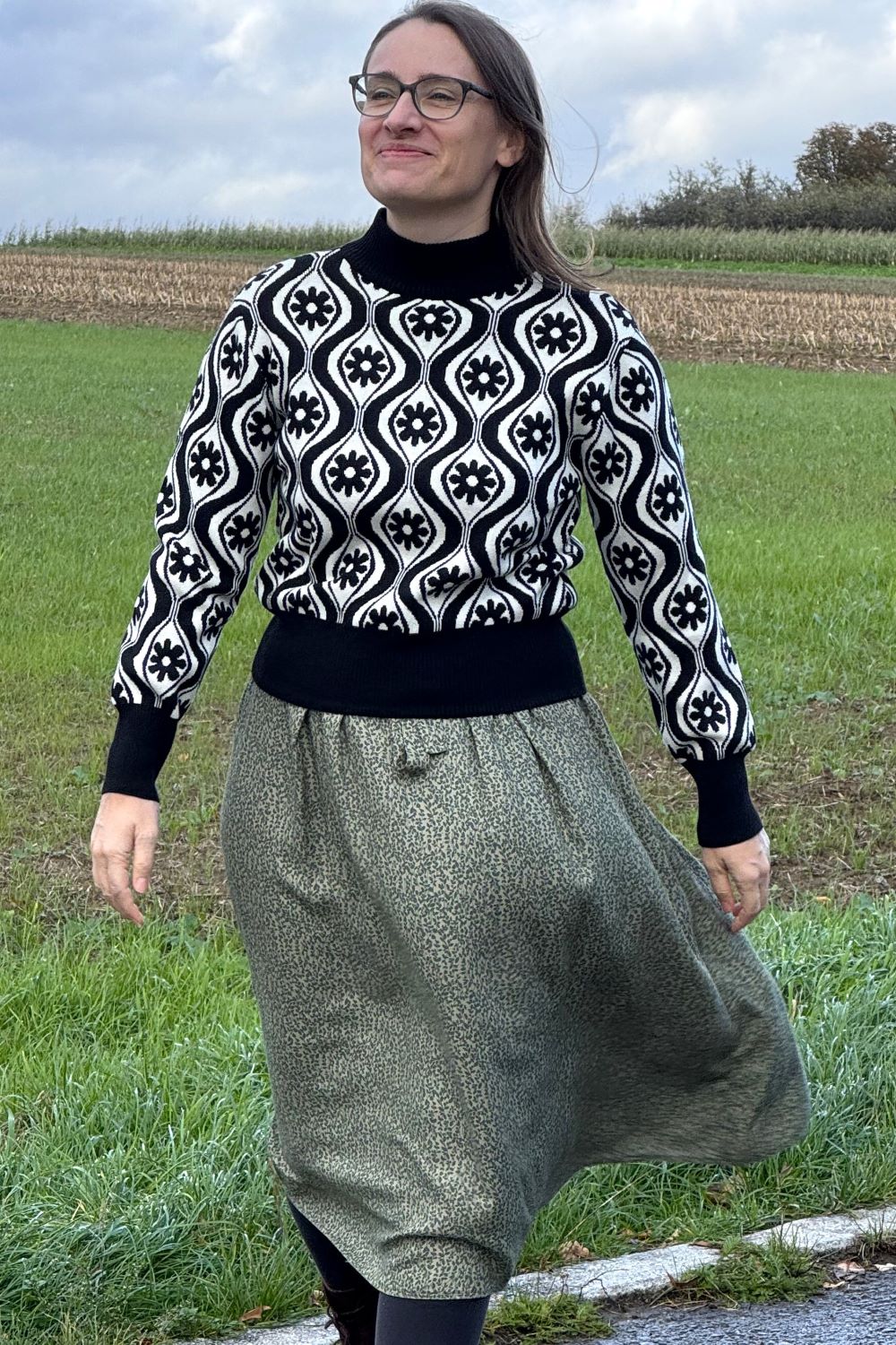 Strickpulli mit Stehkragen, Flower Black