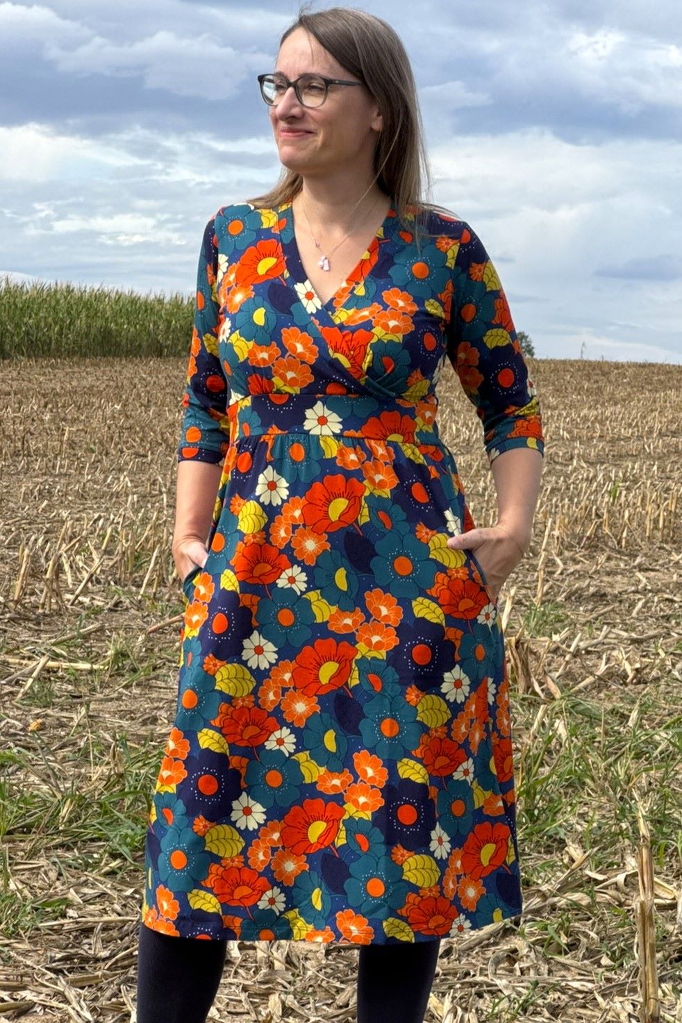 Vera Dress, Blumenmuster in blau orange - tailliertes Kleid mit Wickeloptik