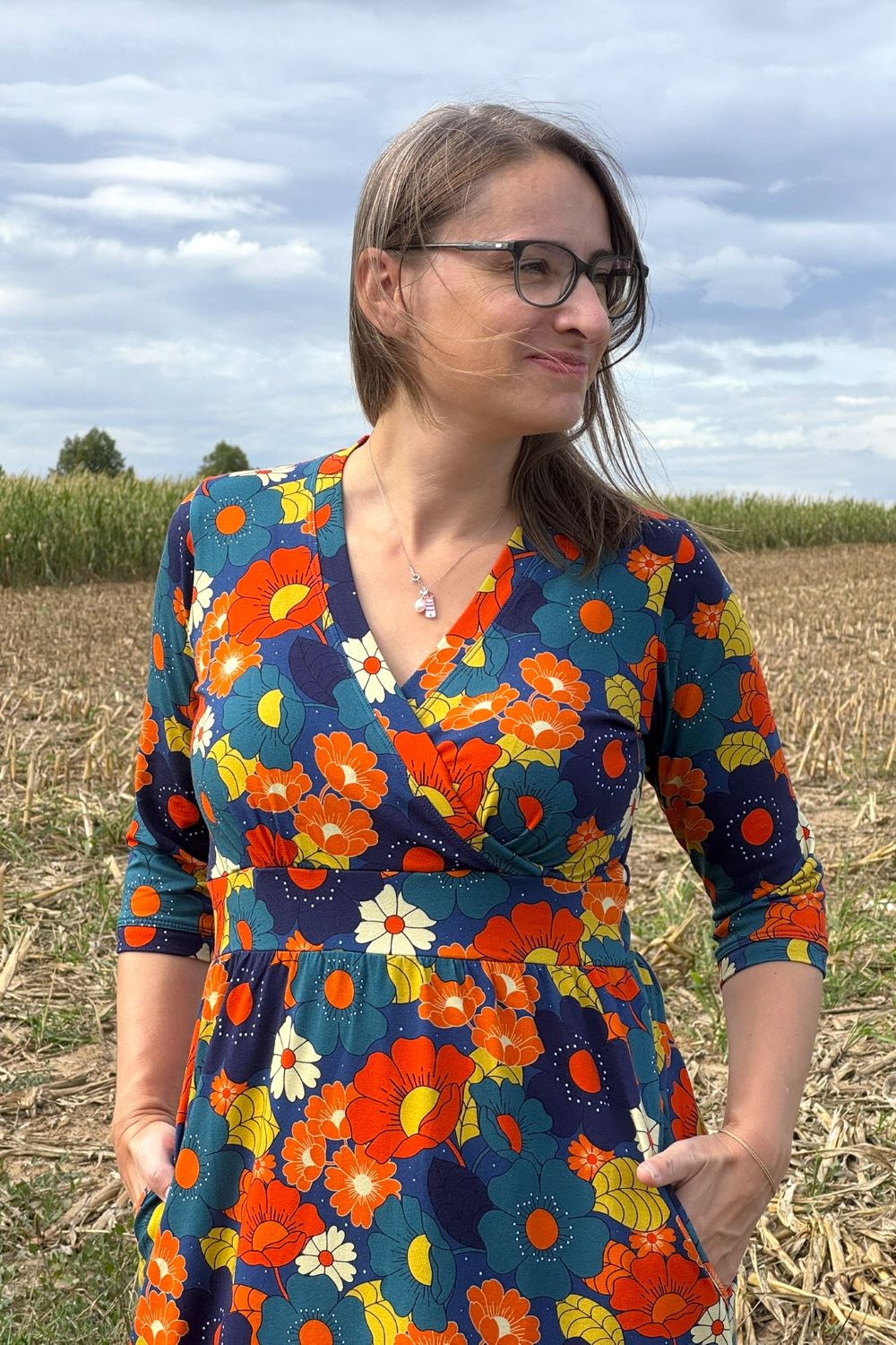 Vera Dress, Blumenmuster in blau orange - tailliertes Kleid mit Wickeloptik