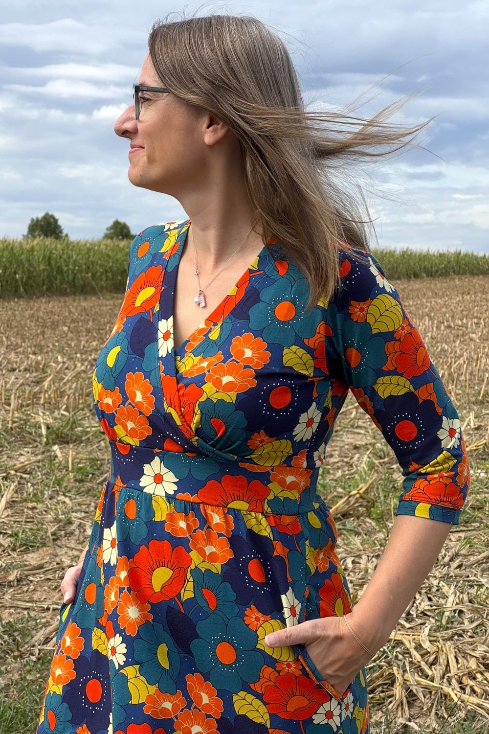 Vera Dress, Blumenmuster in blau orange - tailliertes Kleid mit Wickeloptik