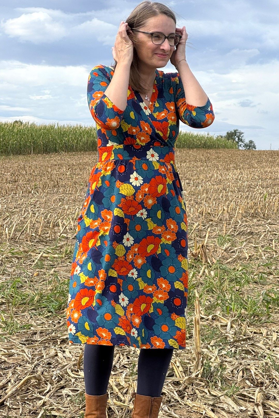 Vera Dress, Blumenmuster in blau orange - tailliertes Kleid mit Wickeloptik