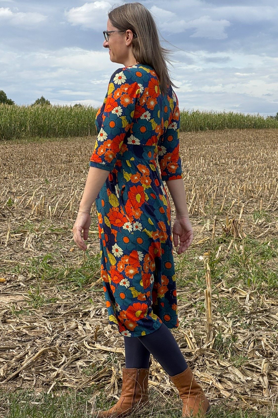 Vera Dress, Blumenmuster in blau orange - tailliertes Kleid mit Wickeloptik