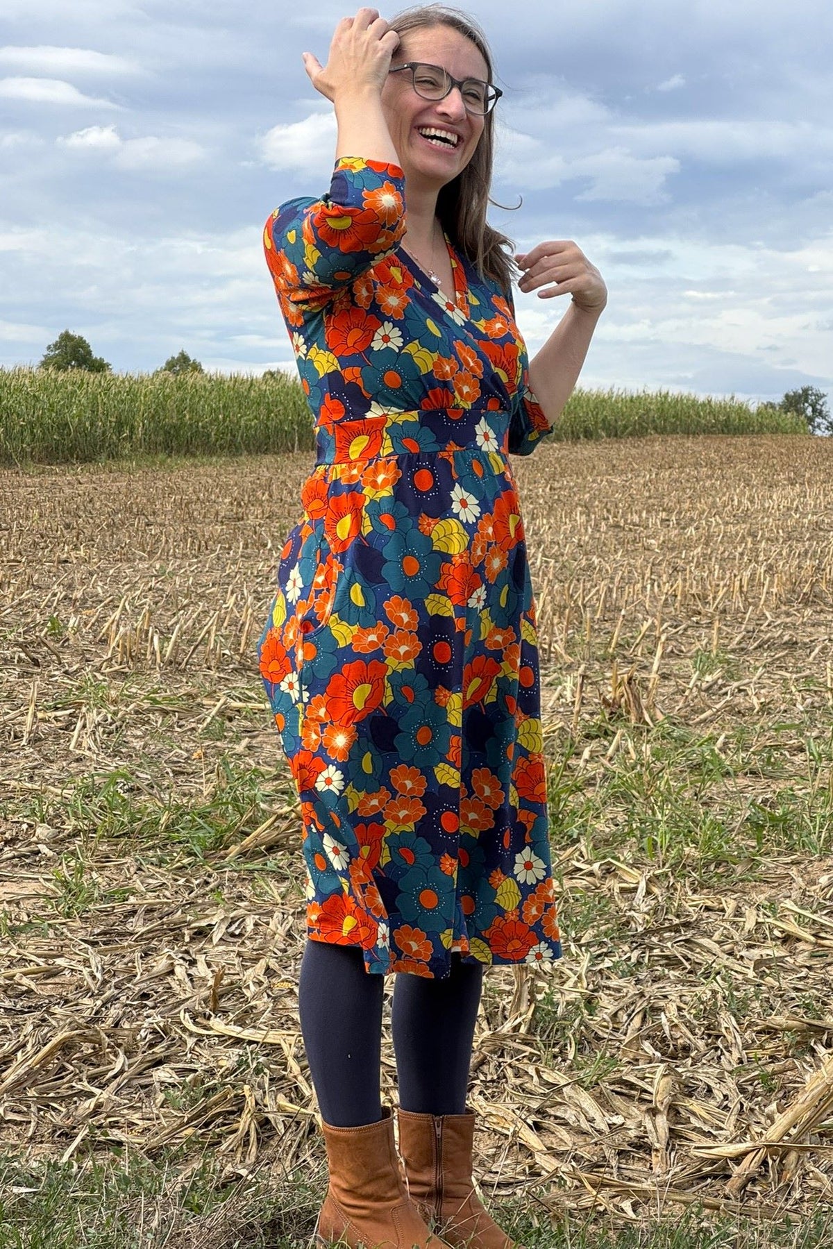 Vera Dress, Blumenmuster in blau orange - tailliertes Kleid mit Wickeloptik