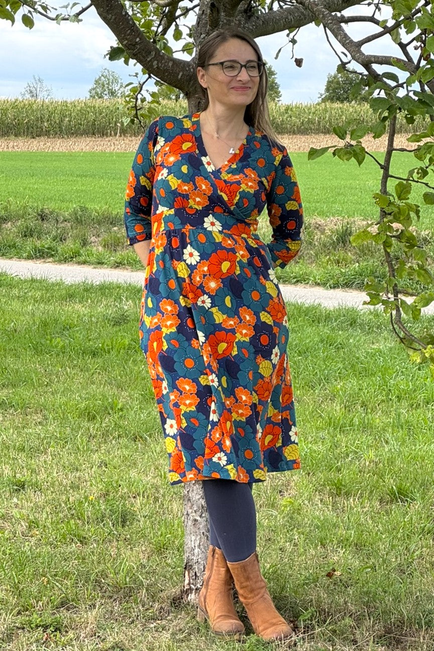 Vera Dress, Blumenmuster in blau orange - tailliertes Kleid mit Wickeloptik