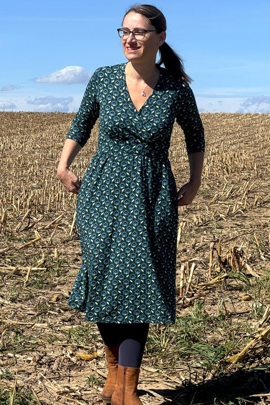 Vera Dress, Miniblumen in blau - tailliertes Kleid mit Wickeloptik