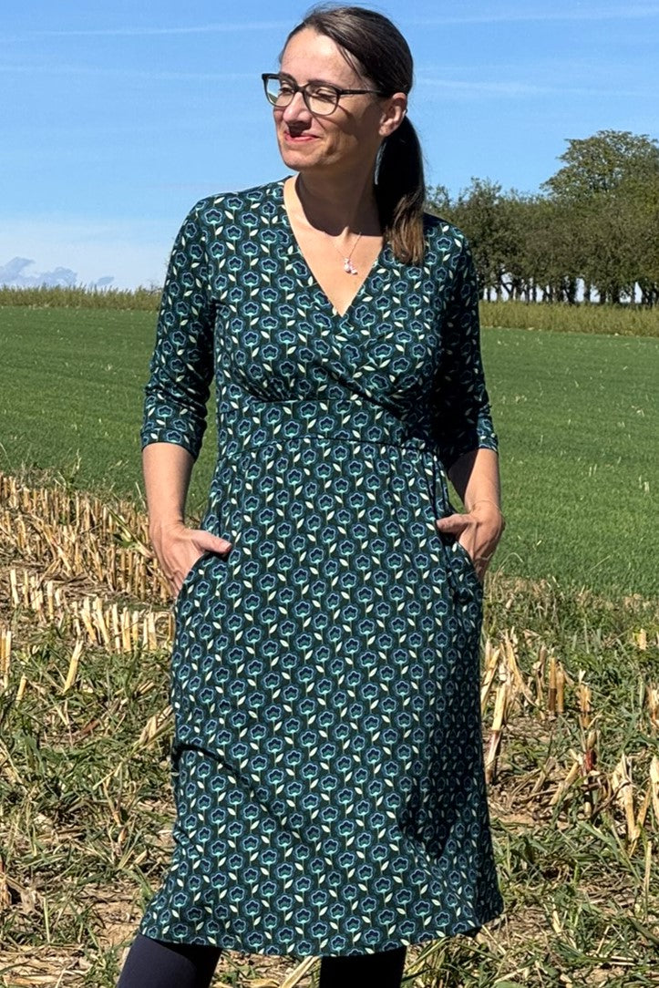 Vera Dress, Miniblumen in blau - tailliertes Kleid mit Wickeloptik