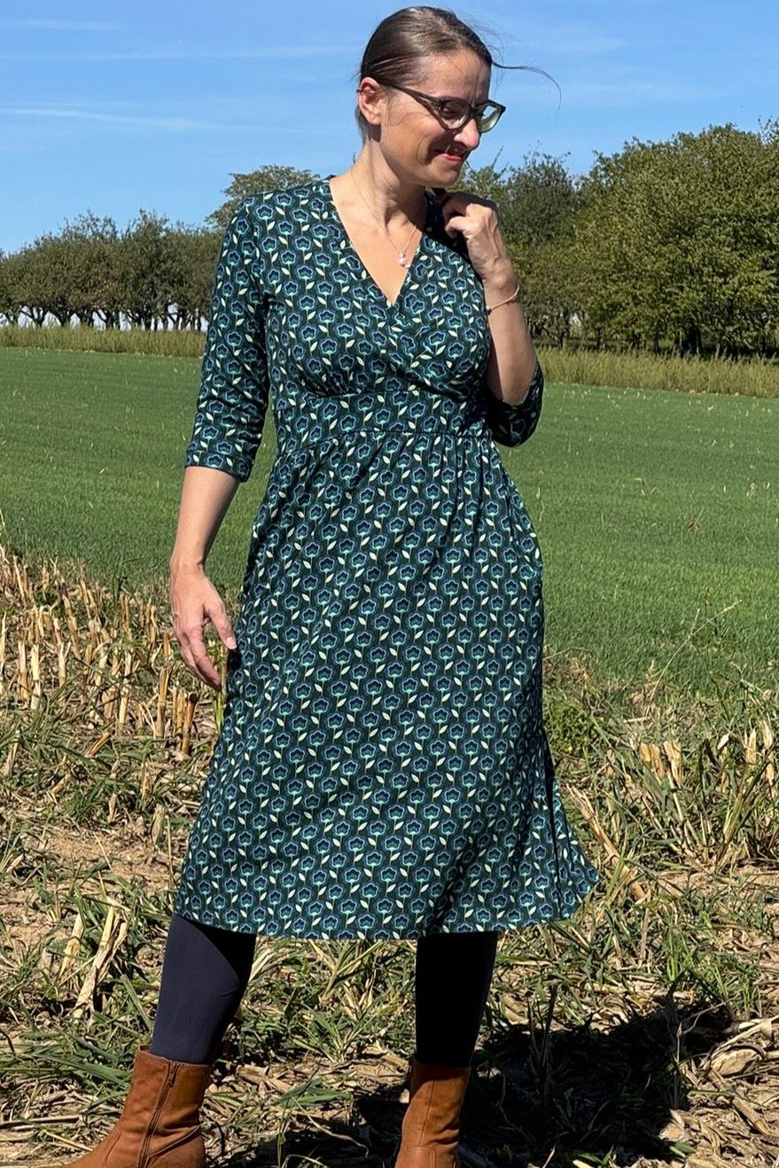 Vera Dress, Miniblumen in blau - tailliertes Kleid mit Wickeloptik