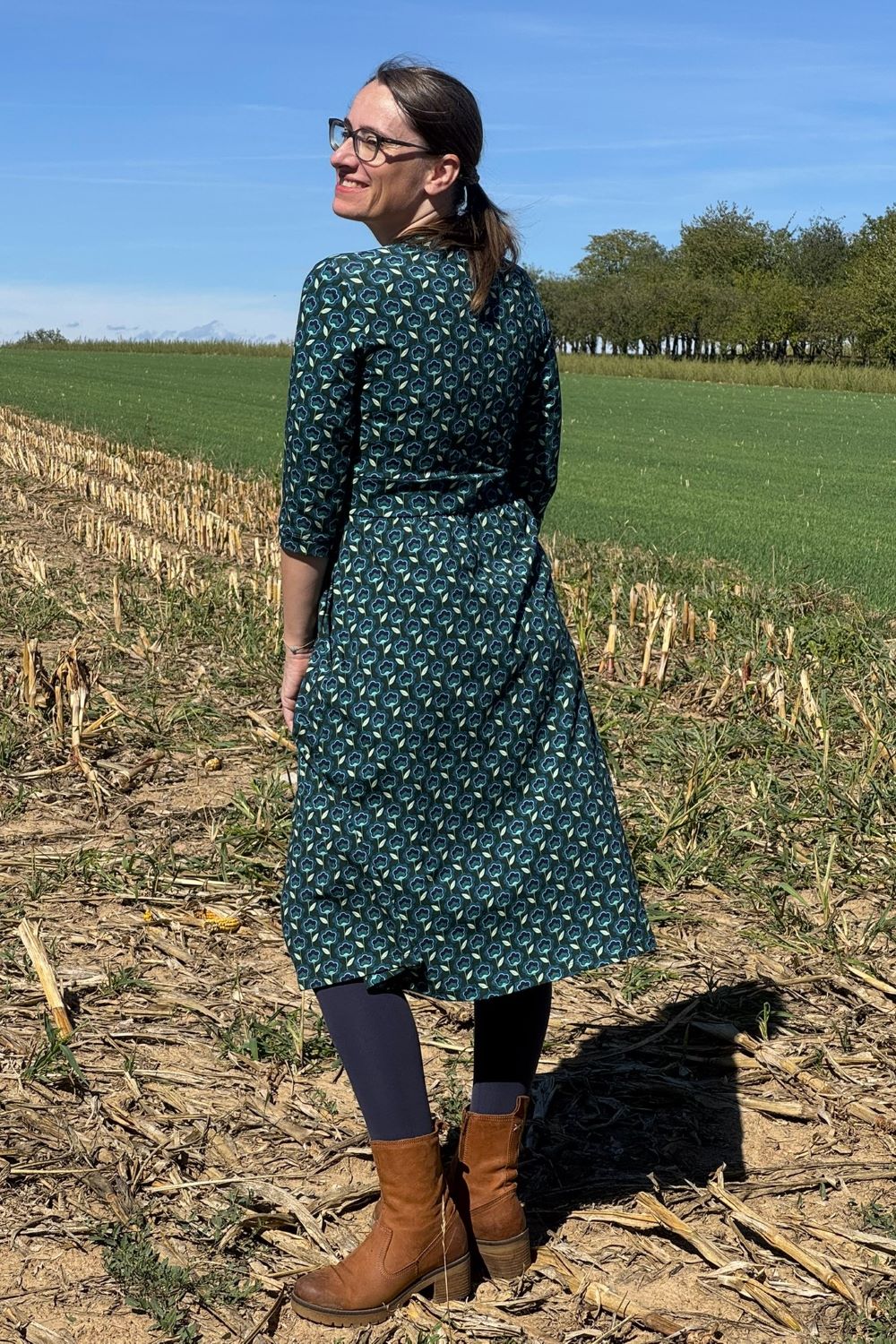 Vera Dress, Miniblumen in blau - tailliertes Kleid mit Wickeloptik