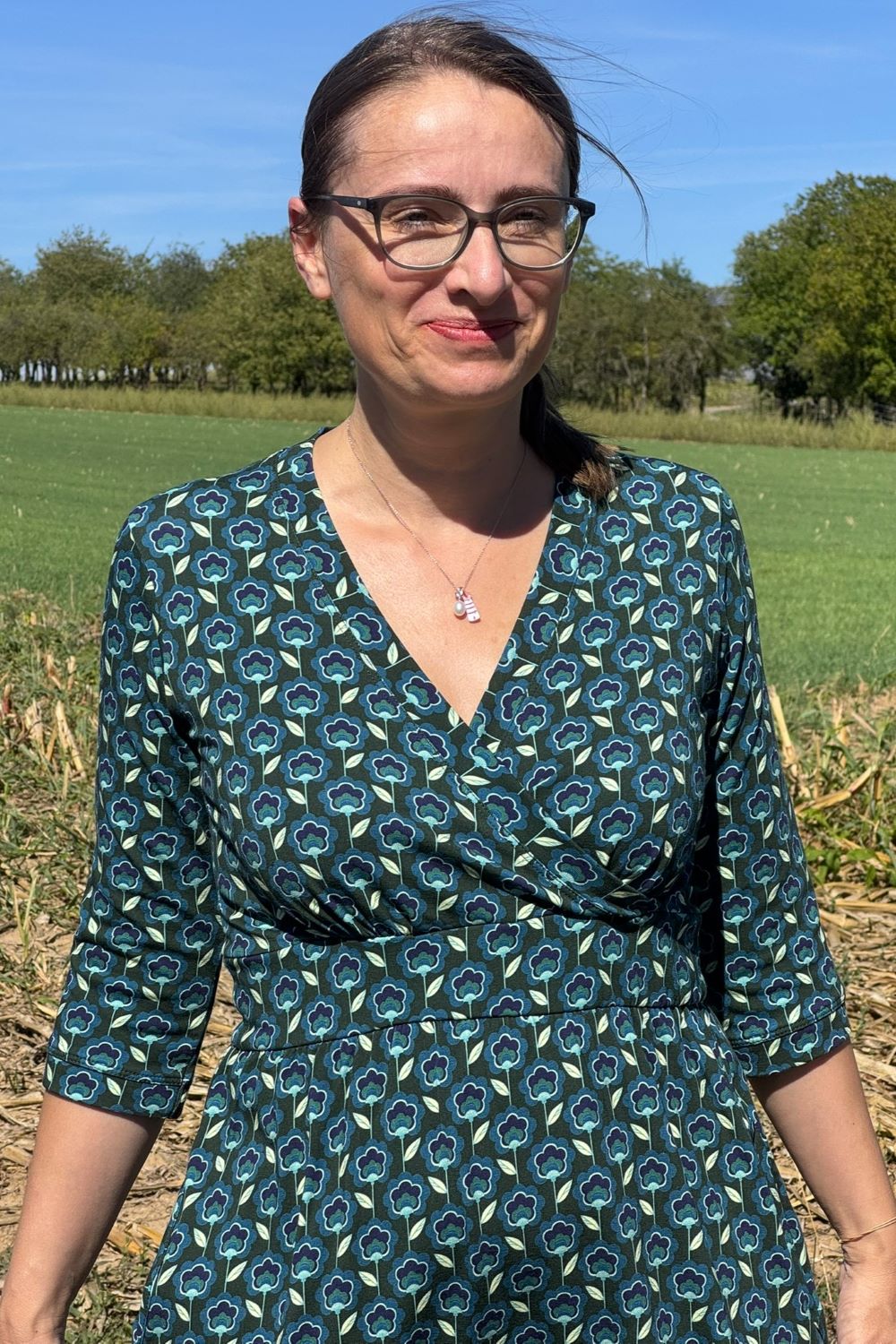 Vera Dress, Miniblumen in blau - tailliertes Kleid mit Wickeloptik
