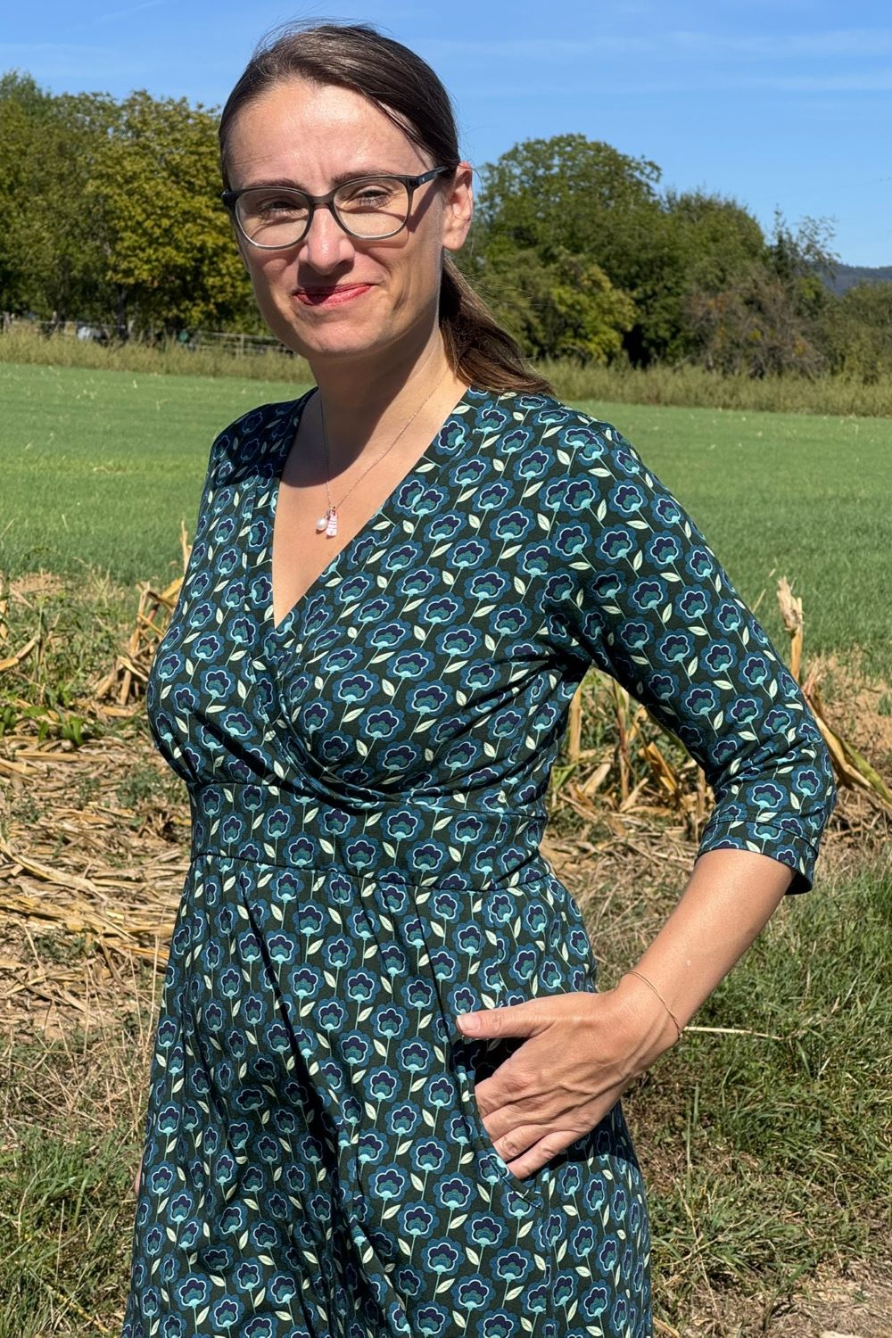 Vera Dress, Miniblumen in blau - tailliertes Kleid mit Wickeloptik