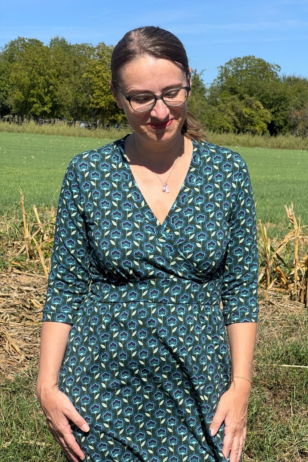 Vera Dress, Miniblumen in blau - tailliertes Kleid mit Wickeloptik