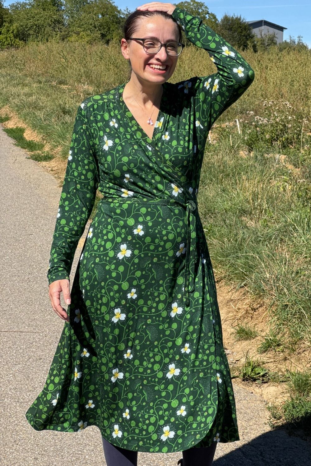 Anna-Klara Dress in Kapernblüte grün, Wickelkleid in Midilänge