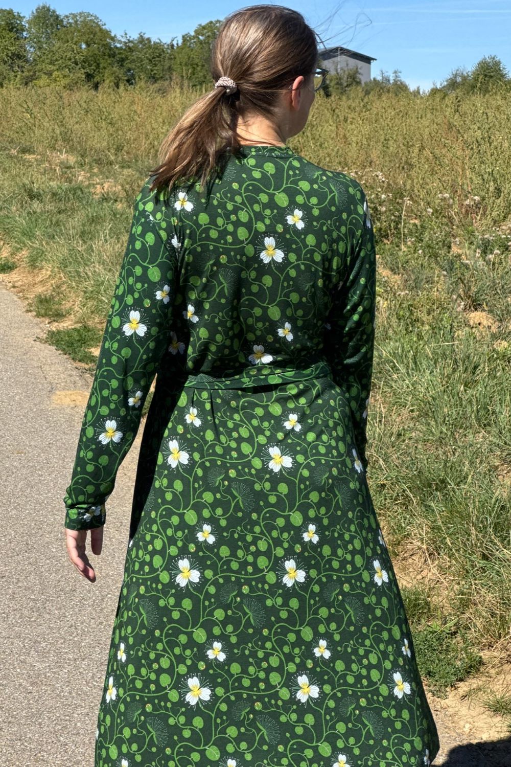 Anna-Klara Dress in Kapernblüte grün, Wickelkleid in Midilänge