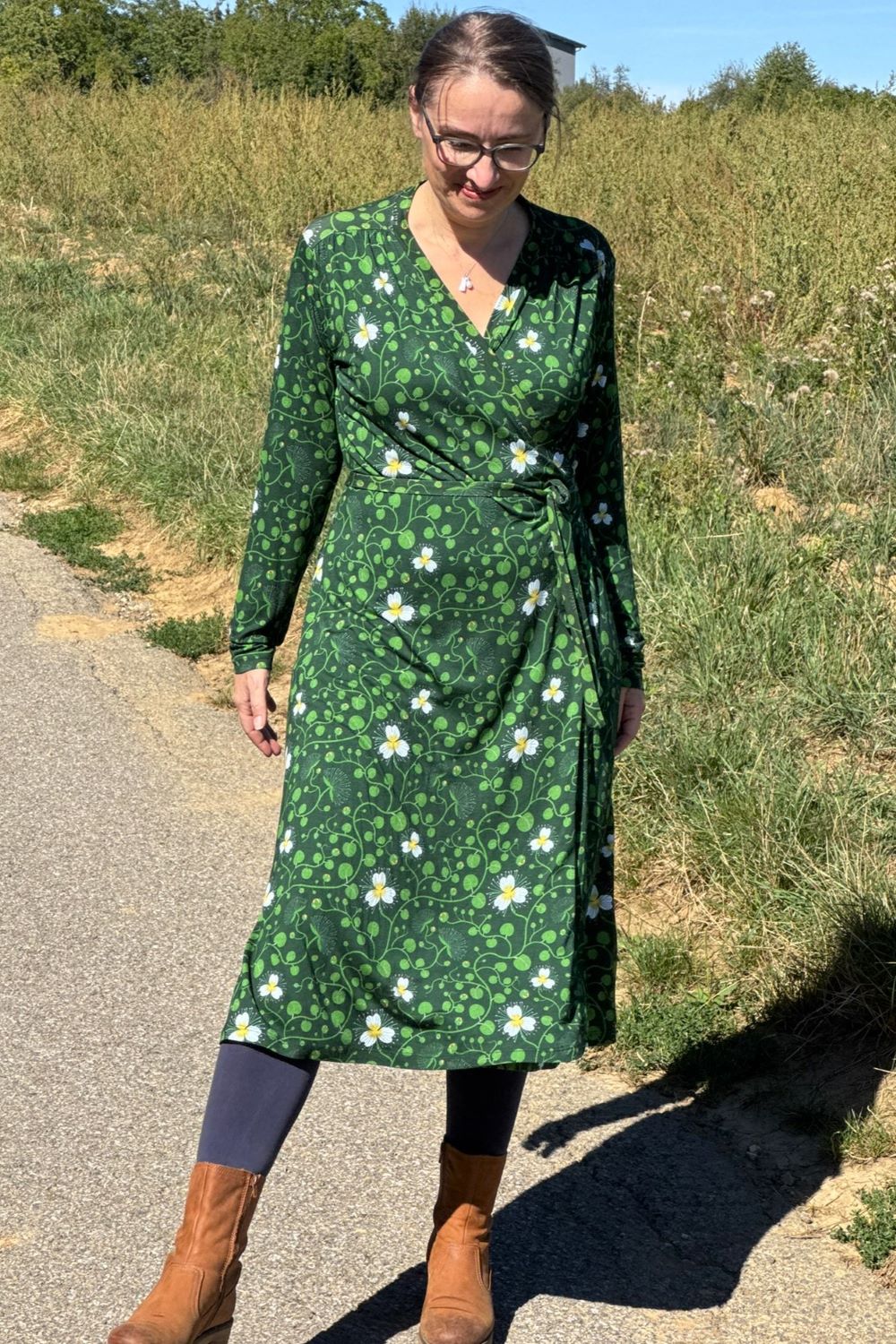 Anna-Klara Dress in Kapernblüte grün, Wickelkleid in Midilänge