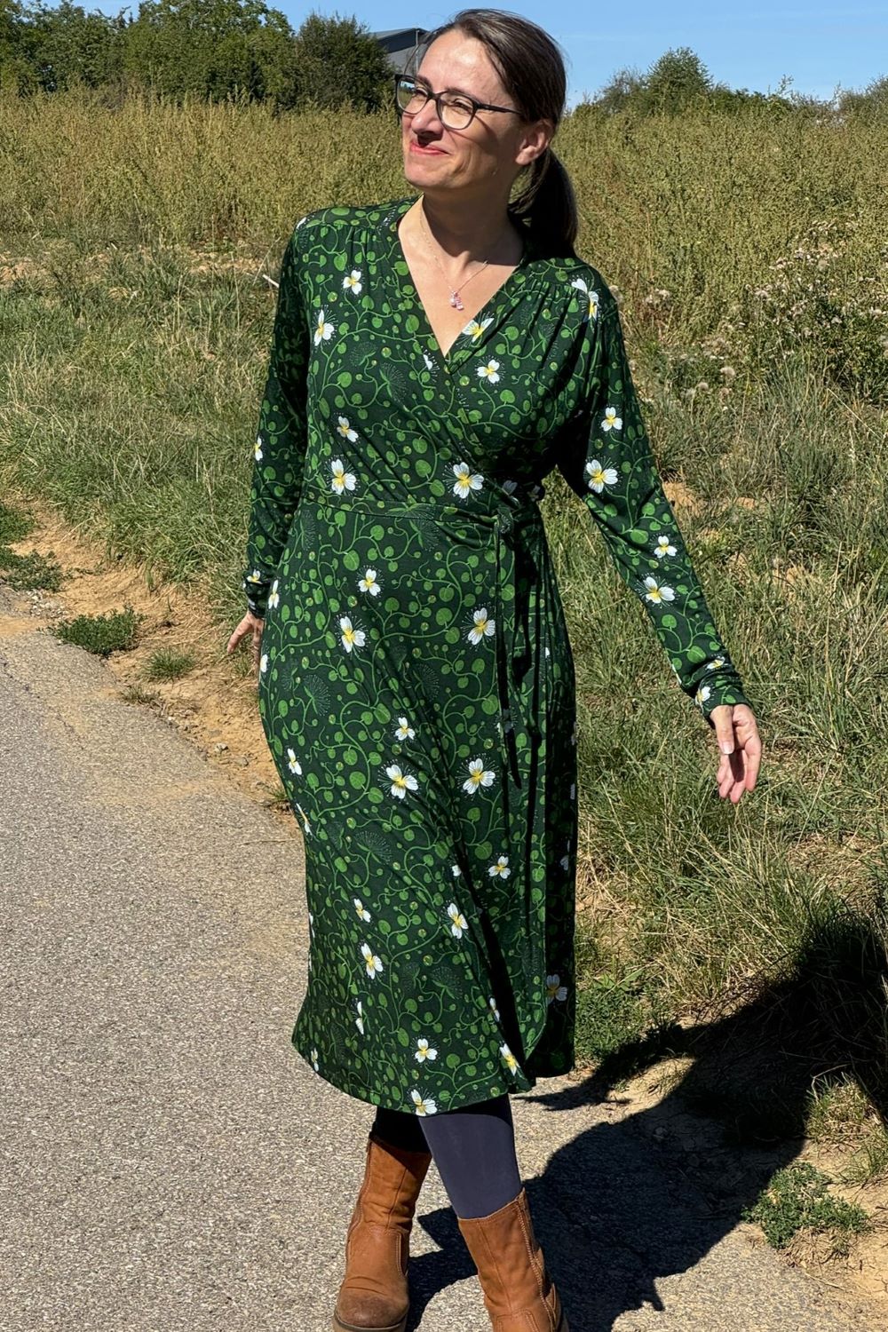Anna-Klara Dress in Kapernblüte grün, Wickelkleid in Midilänge