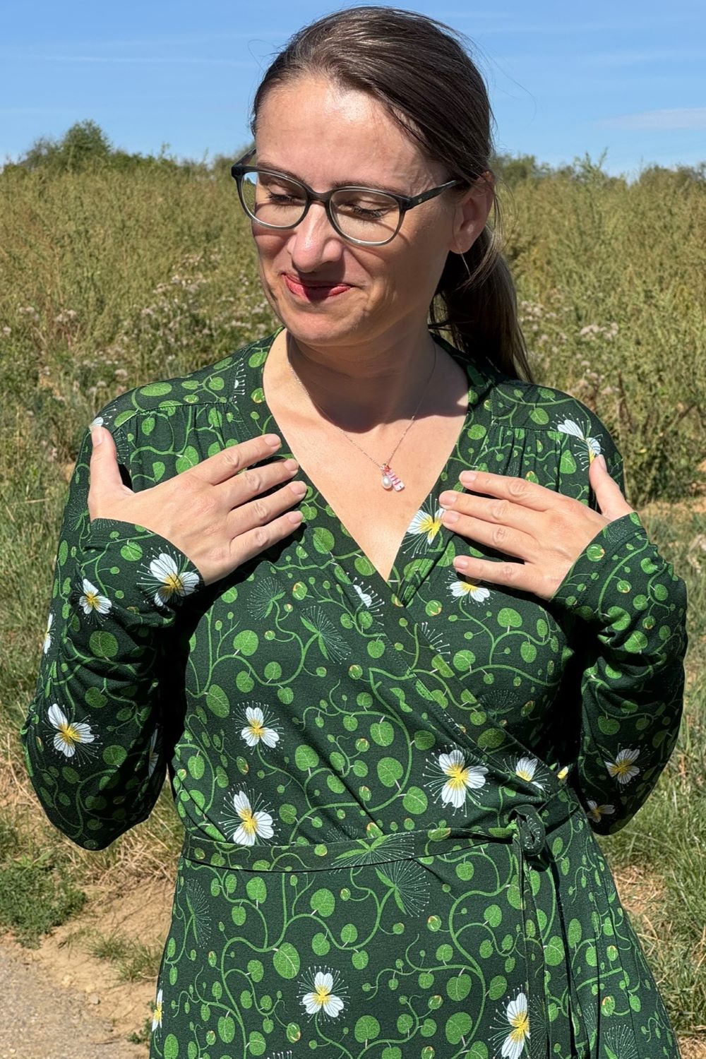 Anna-Klara Dress in Kapernblüte grün, Wickelkleid in Midilänge