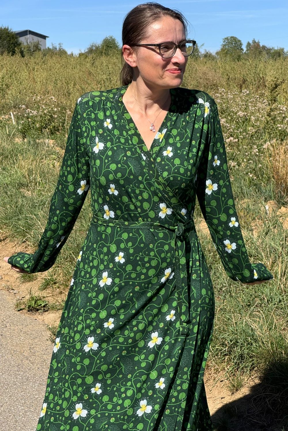 Anna-Klara Dress in Kapernblüte grün, Wickelkleid in Midilänge