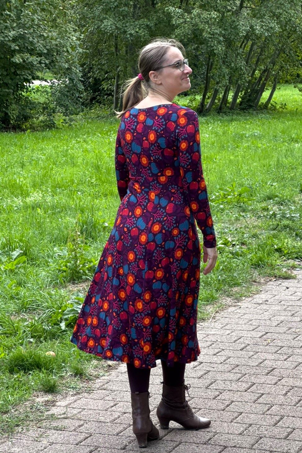 Helga Dress, Hassel lila - elastisches Midikleid langarm mit Haselnussprint