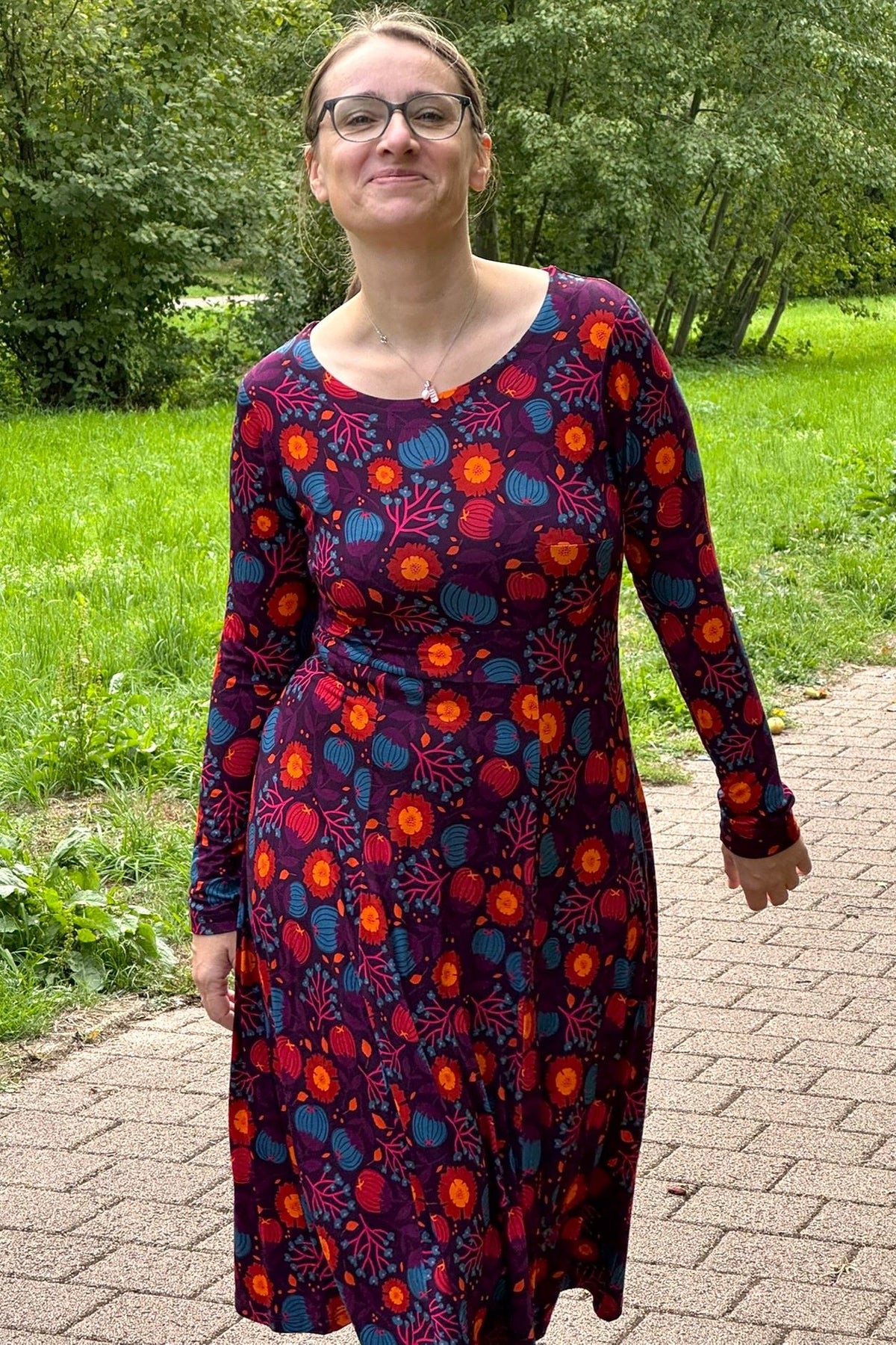 Helga Dress, Hassel lila - elastisches Midikleid langarm mit Haselnussprint