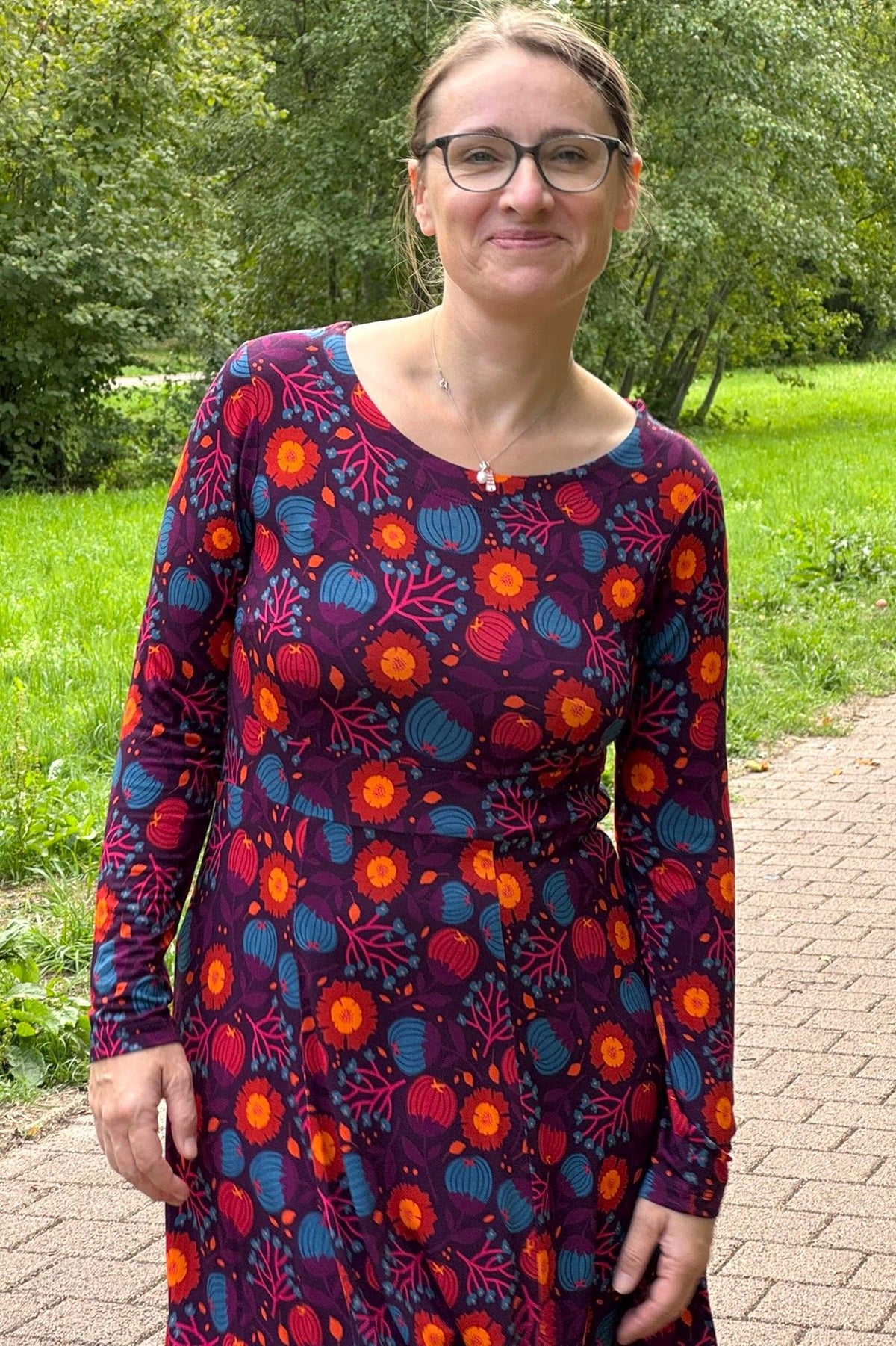 Helga Dress, Hassel lila - elastisches Midikleid langarm mit Haselnussprint