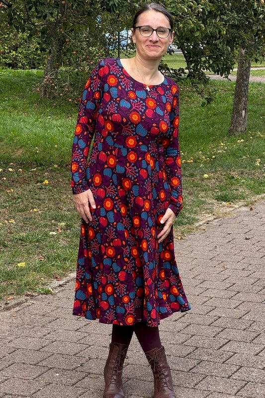 Helga Dress, Hassel lila - elastisches Midikleid langarm mit Haselnussprint