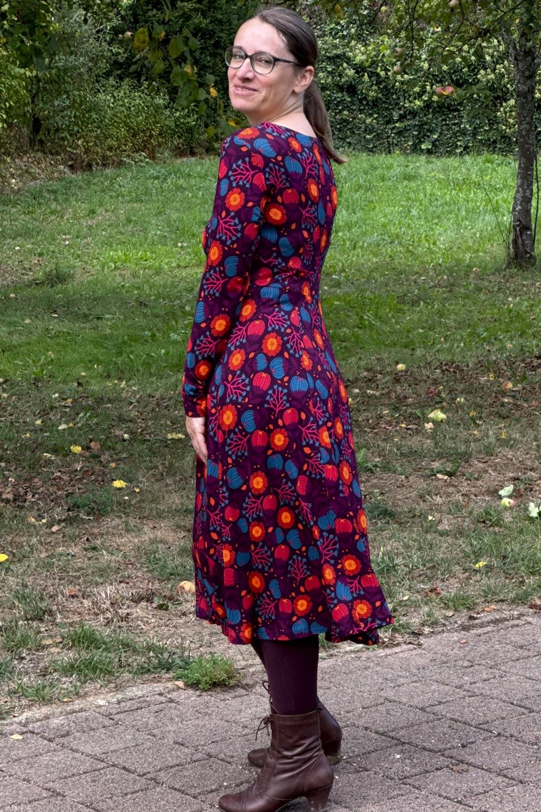 Helga Dress, Hassel lila - elastisches Midikleid langarm mit Haselnussprint