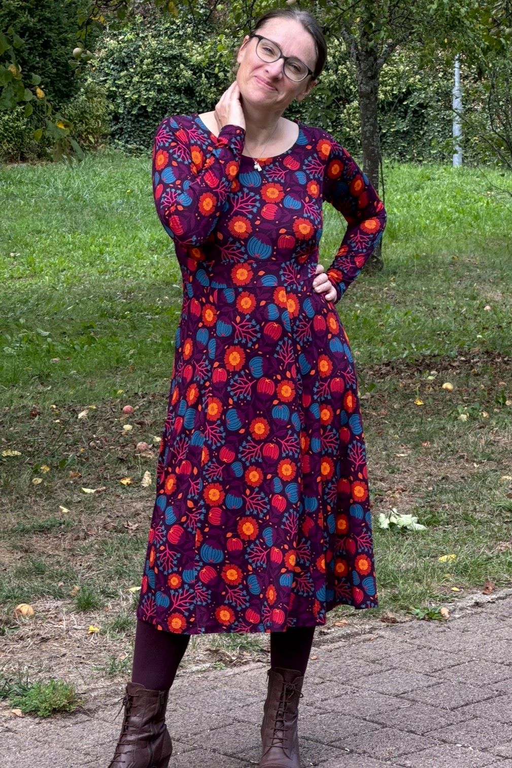 Helga Dress, Hassel lila - elastisches Midikleid langarm mit Haselnussprint