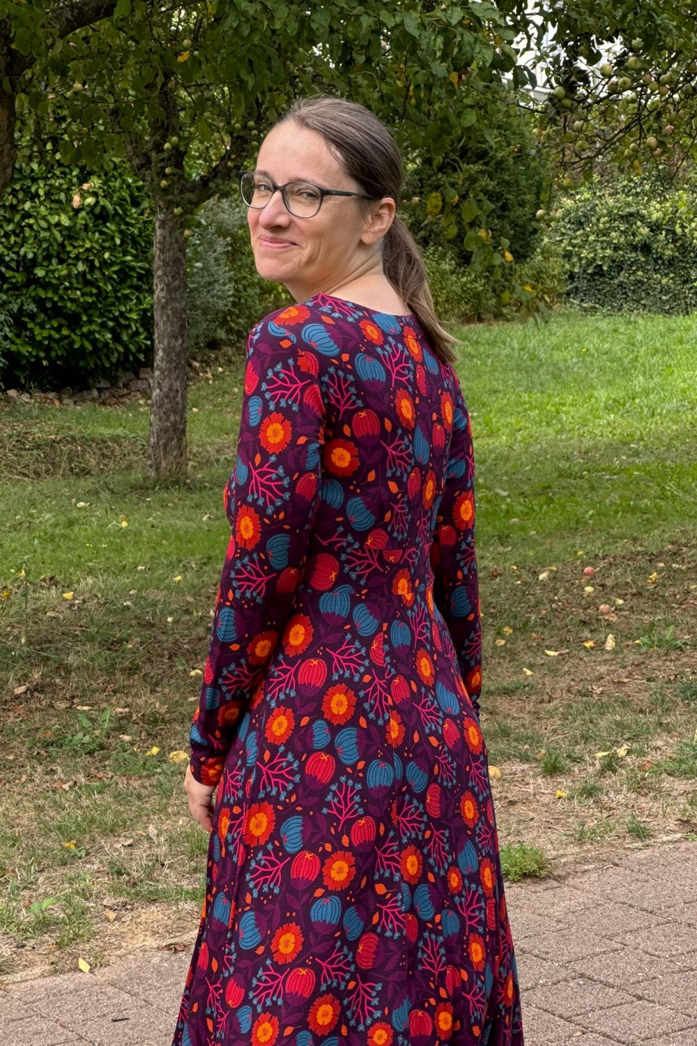 Helga Dress, Hassel lila - elastisches Midikleid langarm mit Haselnussprint