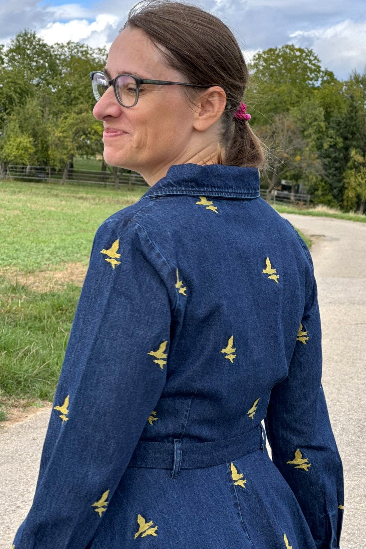 Jeanskleid, Duck Embroidery - besticktes Denim-Kleid langarm mit Vogel-Motiv