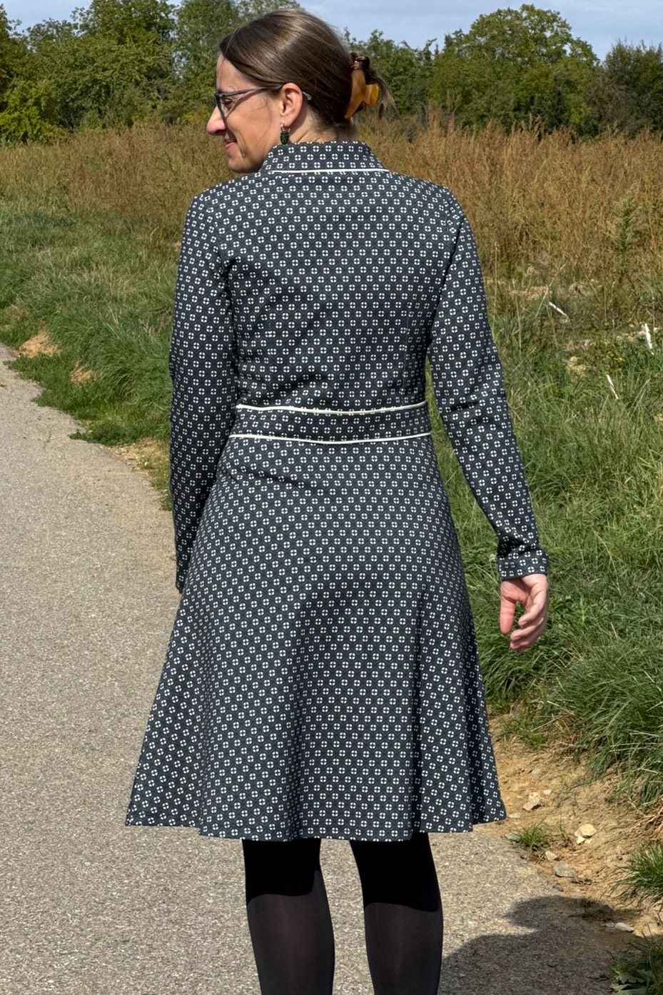 Flow Dress Arden, Navy Peony - Stretch-Kleid Retromuster in blau-grün