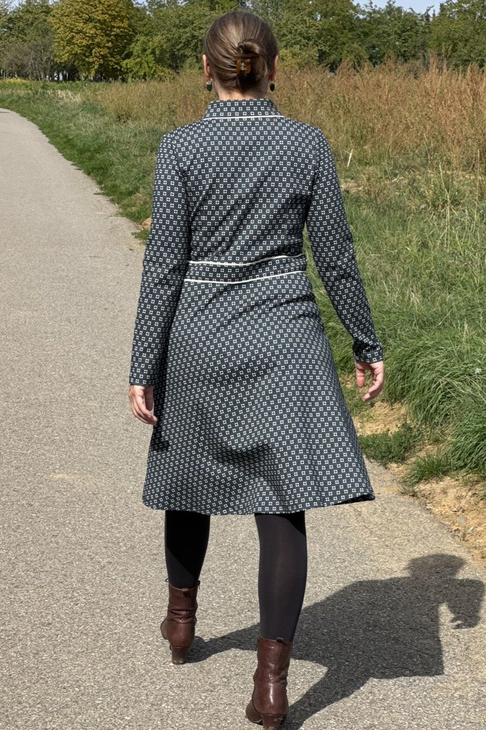 Flow Dress Arden, Navy Peony - Stretch-Kleid Retromuster in blau-grün