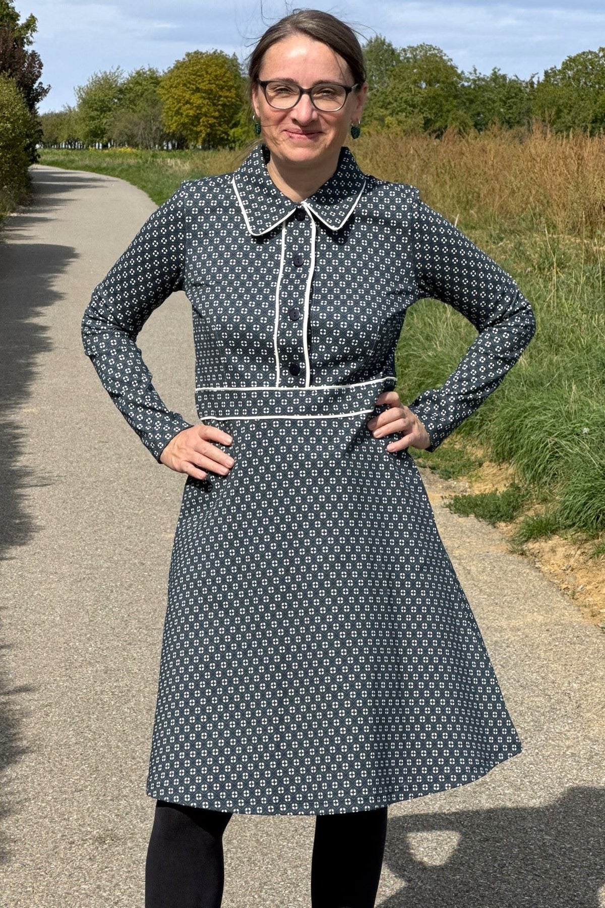 Flow Dress Arden, Navy Peony - Stretch-Kleid Retromuster in blau-grün