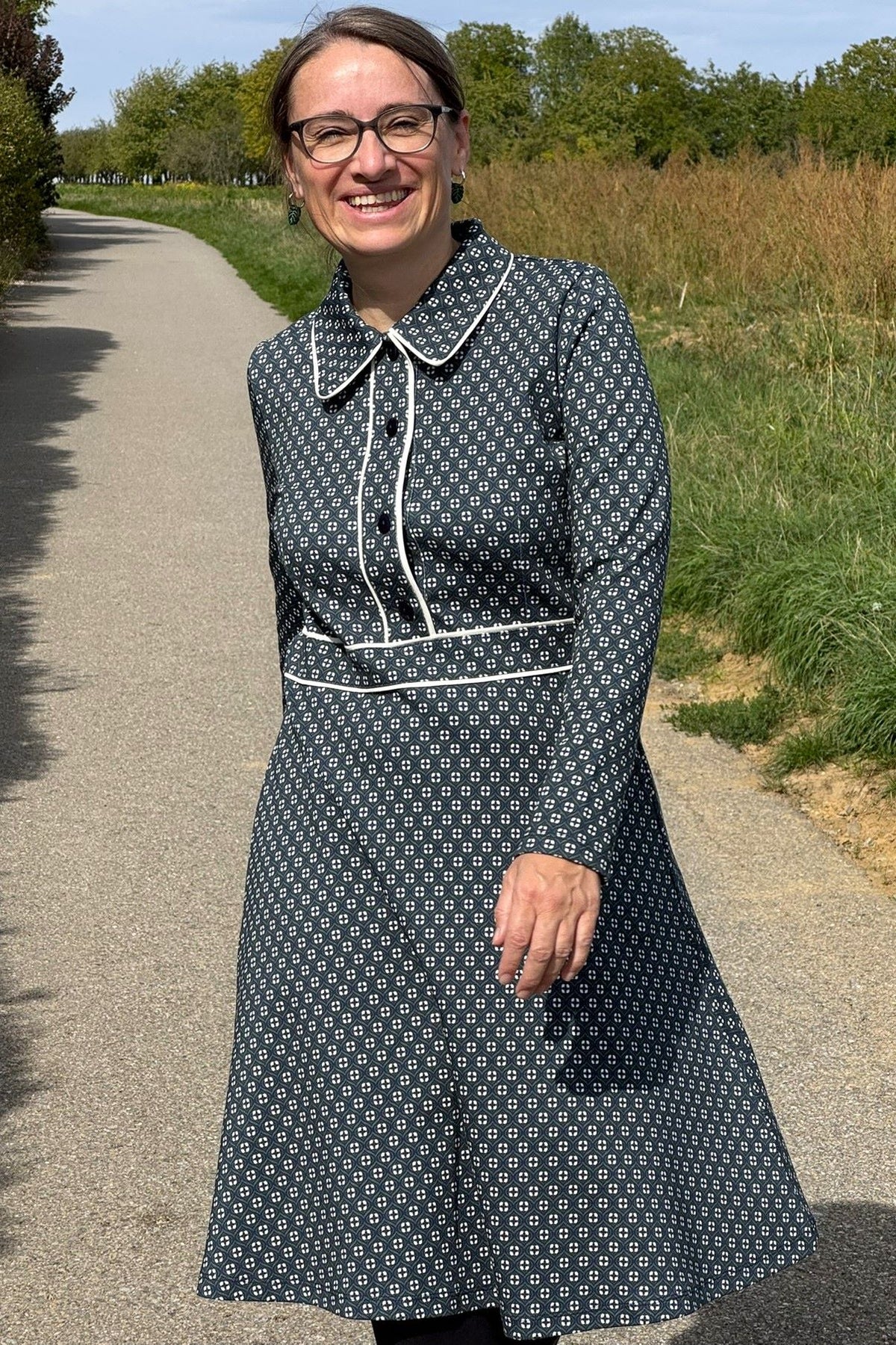 Flow Dress Arden, Navy Peony - Stretch-Kleid Retromuster in blau-grün