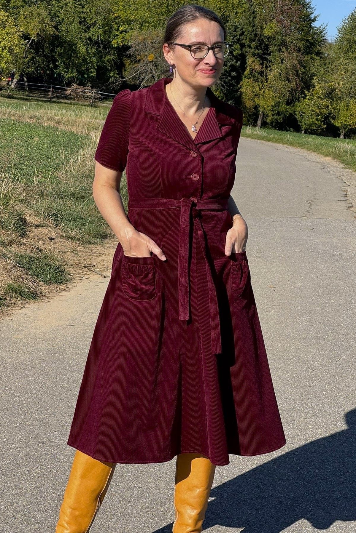 Kordkleid Revers Dress Midi, Granatrot - Midikleid Reverskragen weinrot