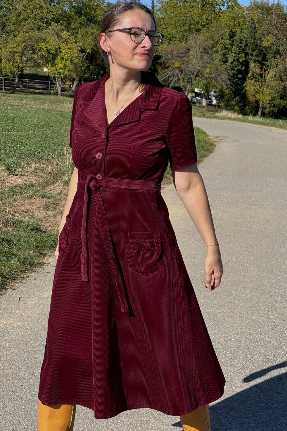 Kordkleid Revers Dress Midi, Granatrot - Midikleid Reverskragen weinrot