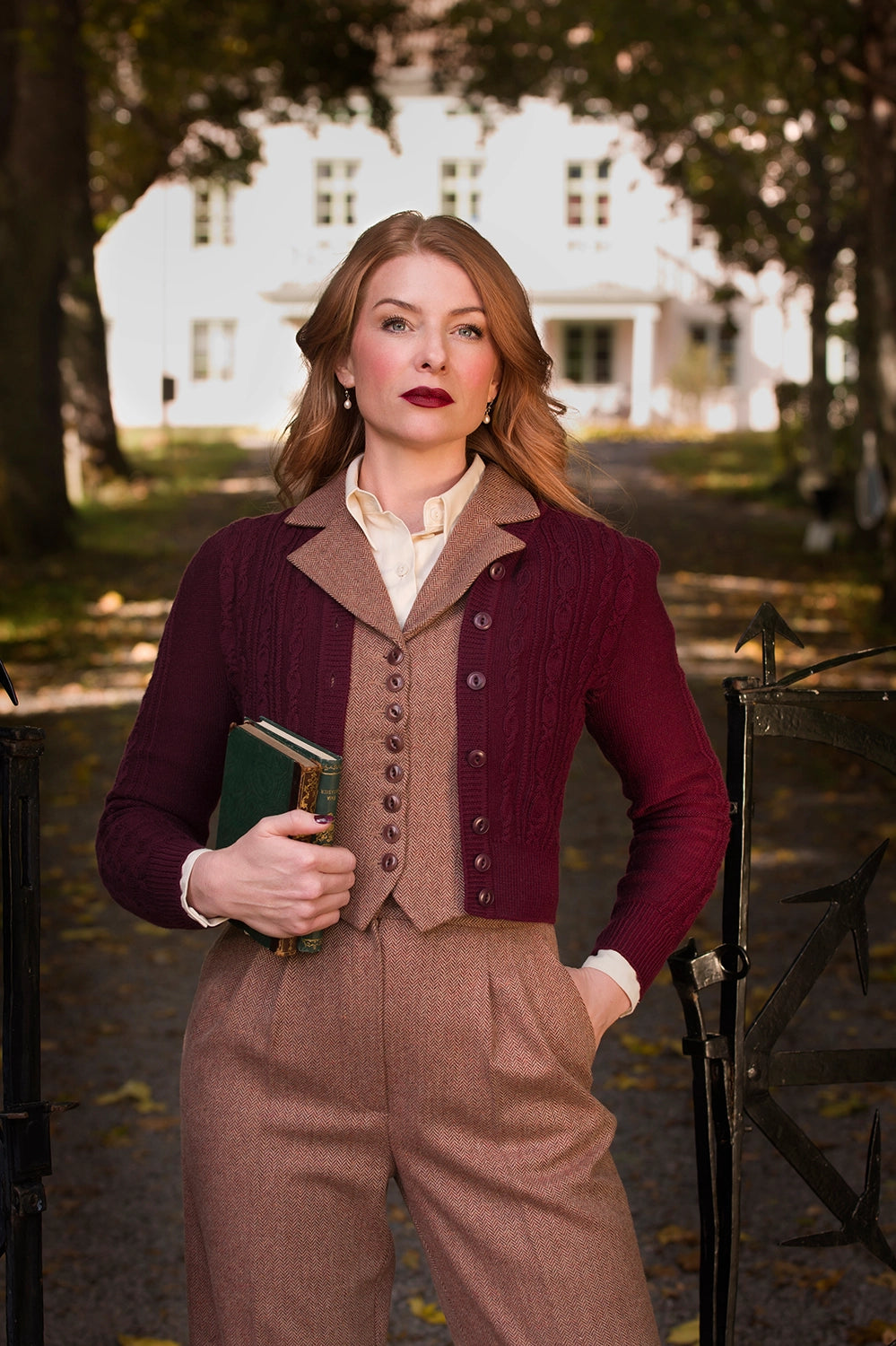 The Ice Skater Cardigan, Black Cherry Wool - taillierte Strickjacke weinrot